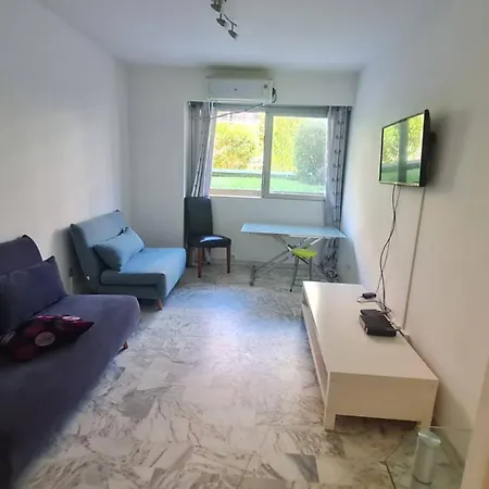 Petit Promenade Des *